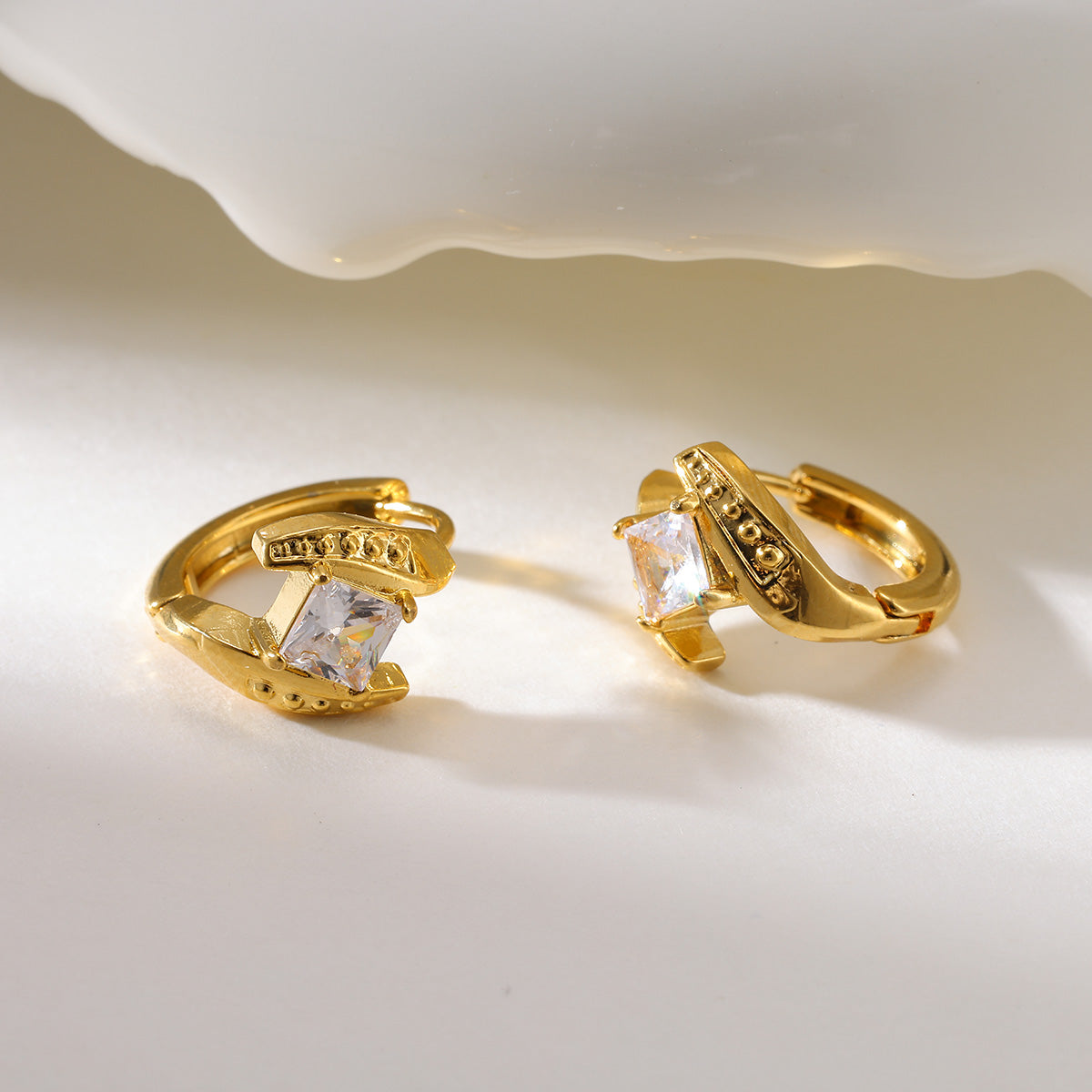 18K Real Gold Geometric Heart-shaped Rhinestone Earrings